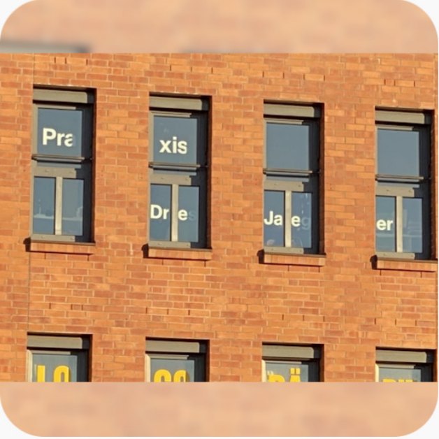 Praxisbeschriftung an den Fenstern